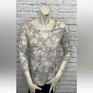 DANA BUCHMAN BEIGE & WHITE SNAKESKIN PRINT 3/4 SLEEVE TOP SIZE M